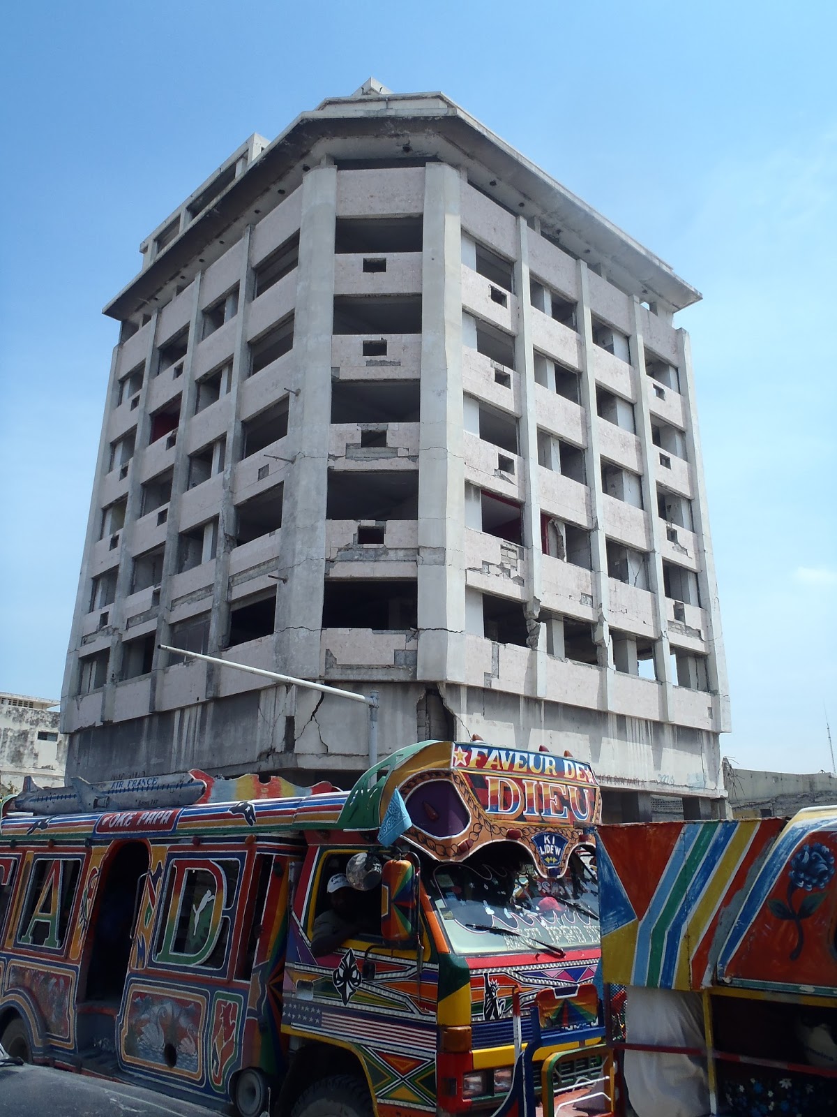 Démolition d’un immeuble de 10 étages (2012)